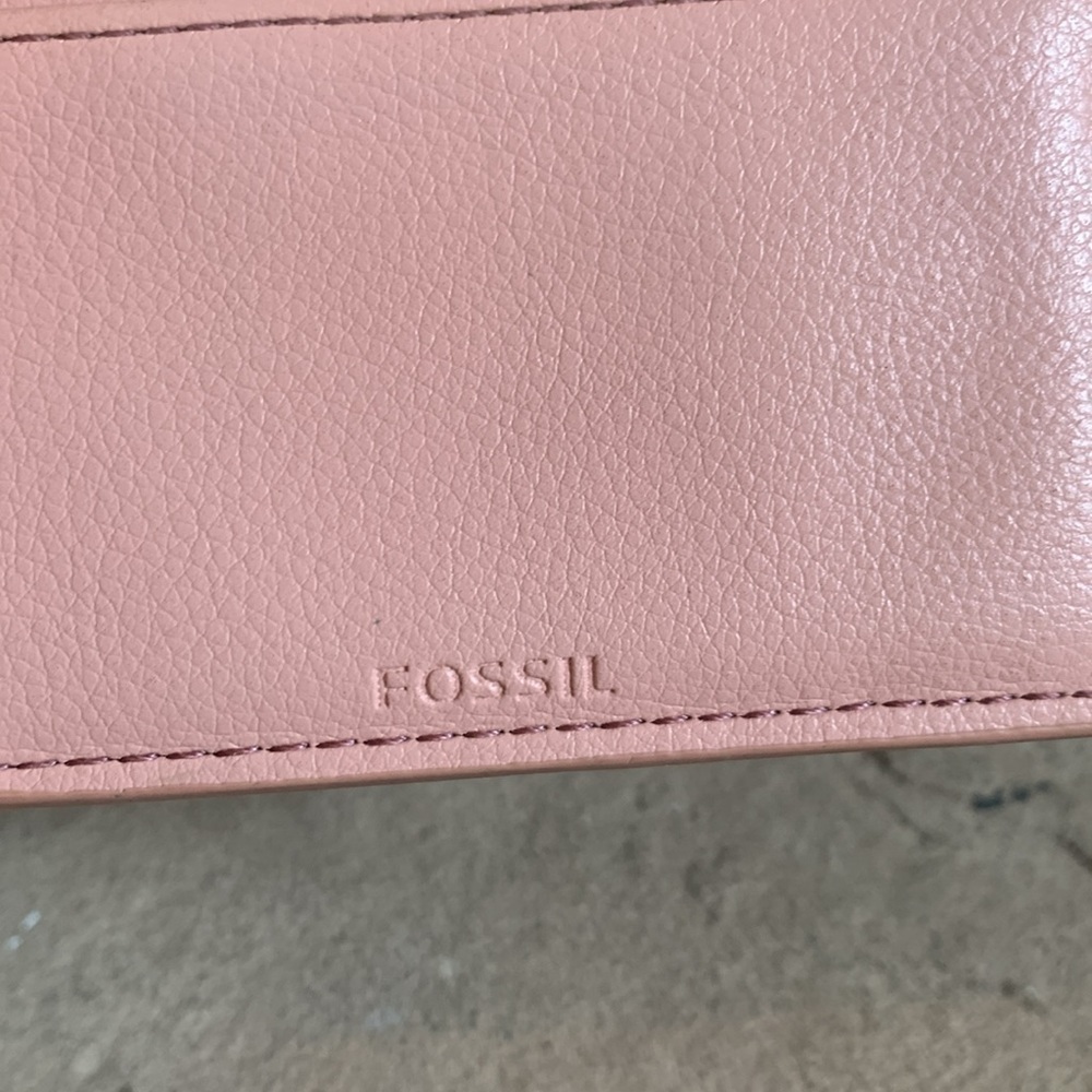 Fossil pink and blue card holder wristlet with hedgehog design - Picture 4 of 6
